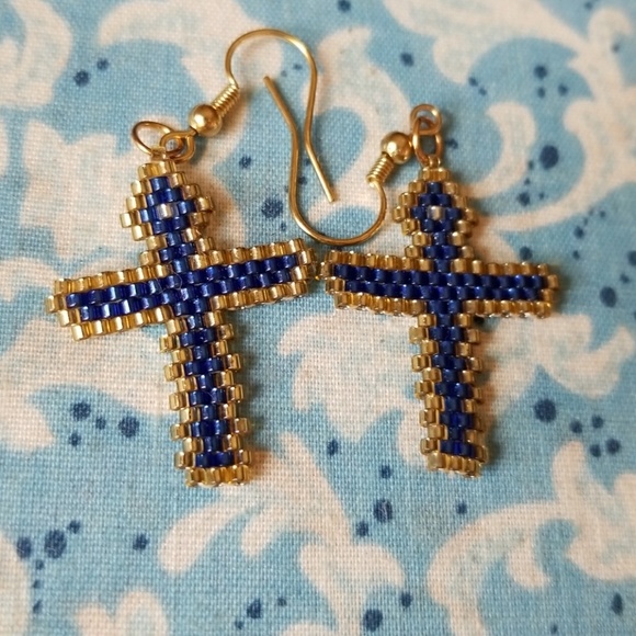 NEW. VINTAGE HANDMADE SEED BEAD CROSS EARRINGS. A1 - Picture 5 of 6
